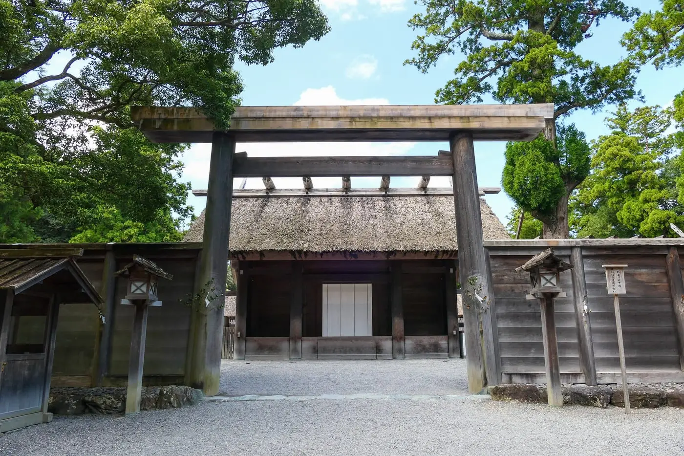 伊勢神宮外宮の入口に立つ鳥居