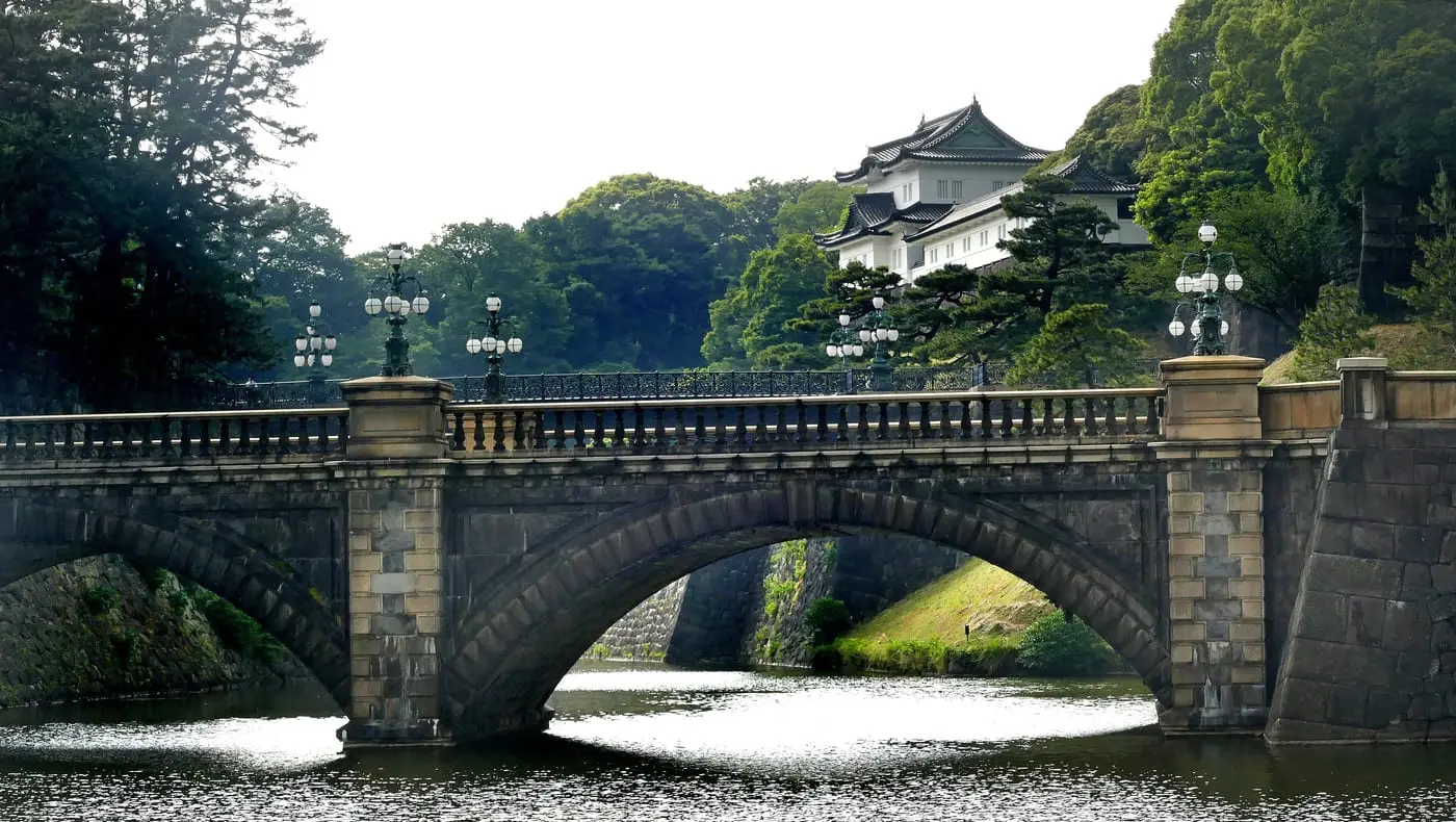 堀にかかる皇居正門石橋を正面から見た昼景